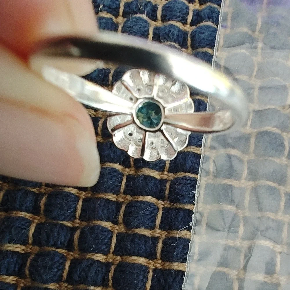 Ring Silver Emerald Green Scalloped Halo Floral Round Cut Size 7